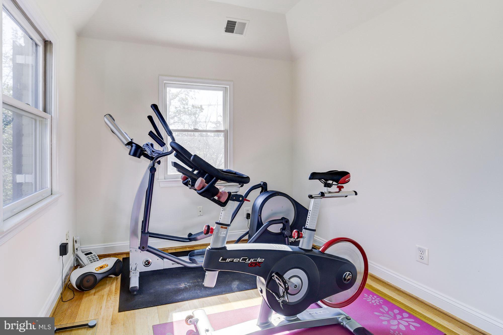 6800 Glenbrook Road Bethesda, MD 20814 - Photo 21 of 30 a room with gym equipment