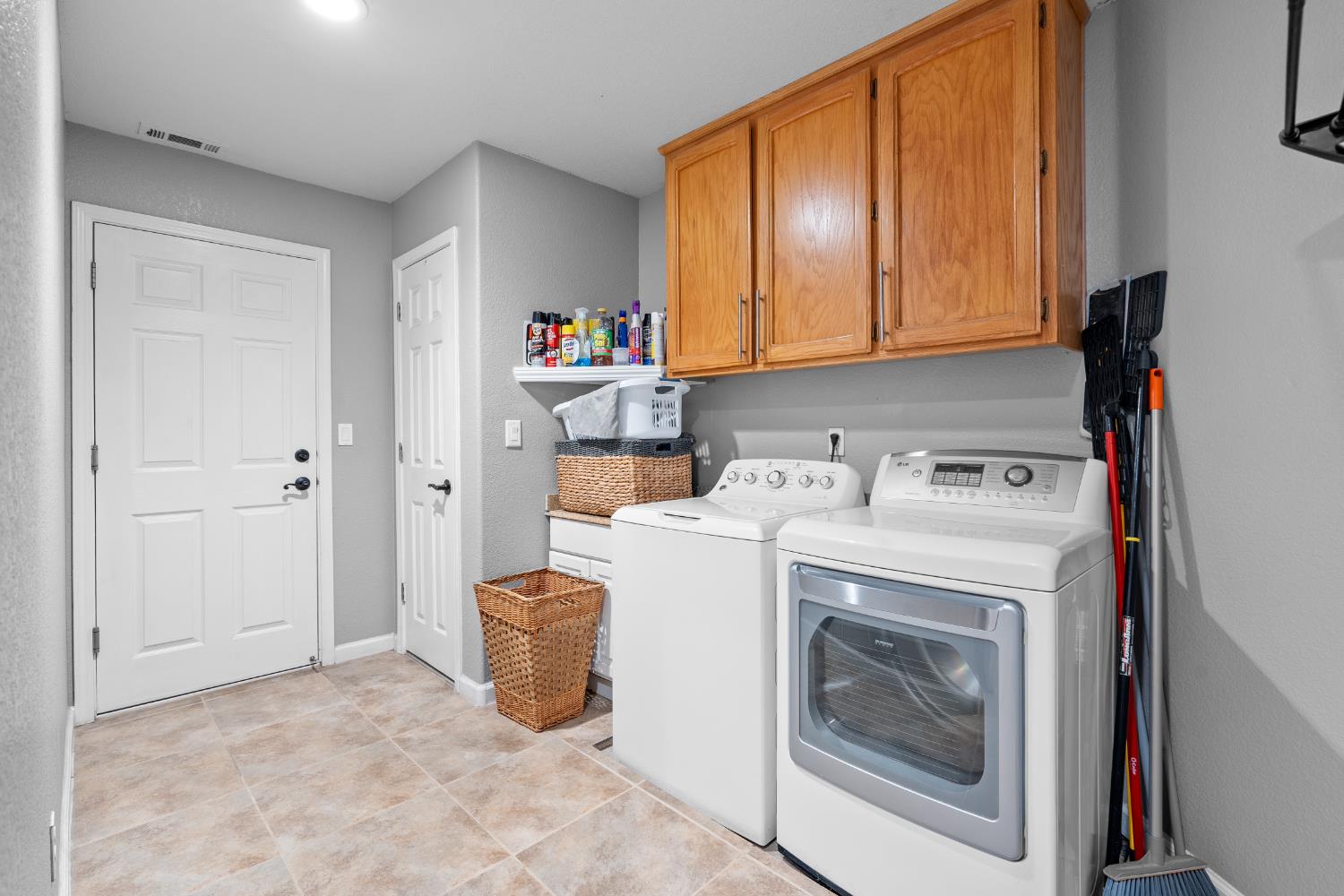 446 Port Street Los Banos, CA 93635 - Photo 28 of 55 Large - Inside Laundry Room
