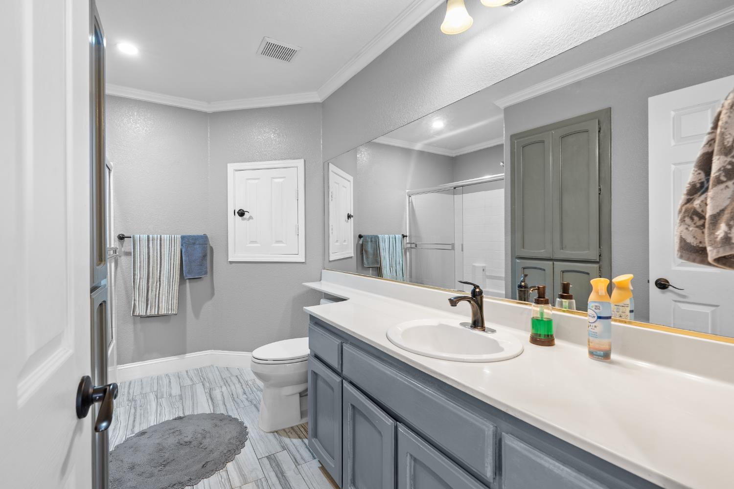 446 Port Street Los Banos, CA 93635 - Photo 33 of 55 Upstairs Hall Bathroom