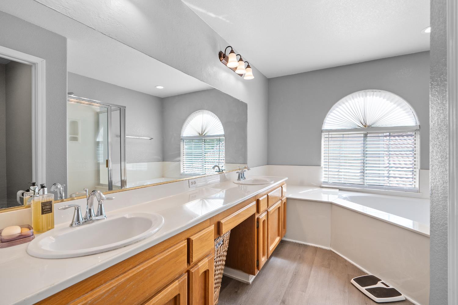 446 Port Street Los Banos, CA 93635 - Photo 41 of 55 Master Bathroom with Double Sinks, Soaking Tub and Walk-in Shower.