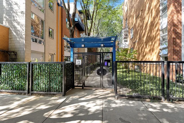$879,000 | 16 North May Street, Unit 543, Chicago, IL 60607