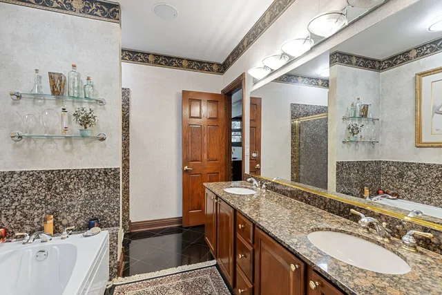 $879,000 | 16 North May Street, Unit 543, Chicago, IL 60607