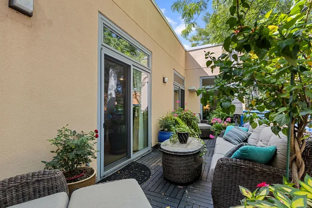 $879,000 | 16 North May Street, Unit 543, Chicago, IL 60607