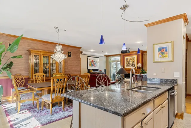 $879,000 | 16 North May Street, Unit 543, Chicago, IL 60607