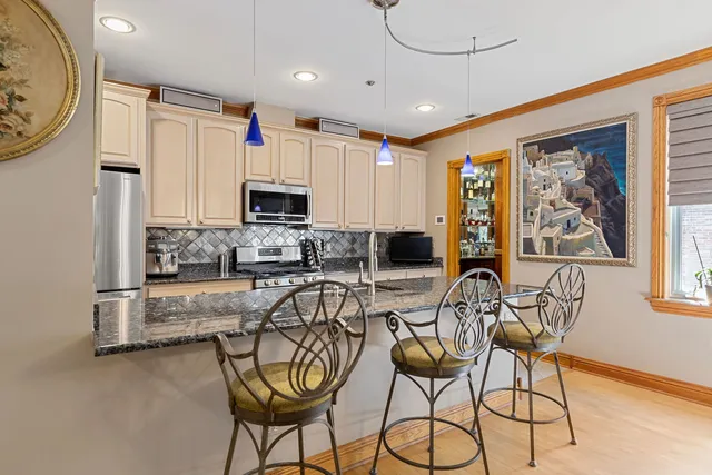 $879,000 | 16 North May Street, Unit 543, Chicago, IL 60607