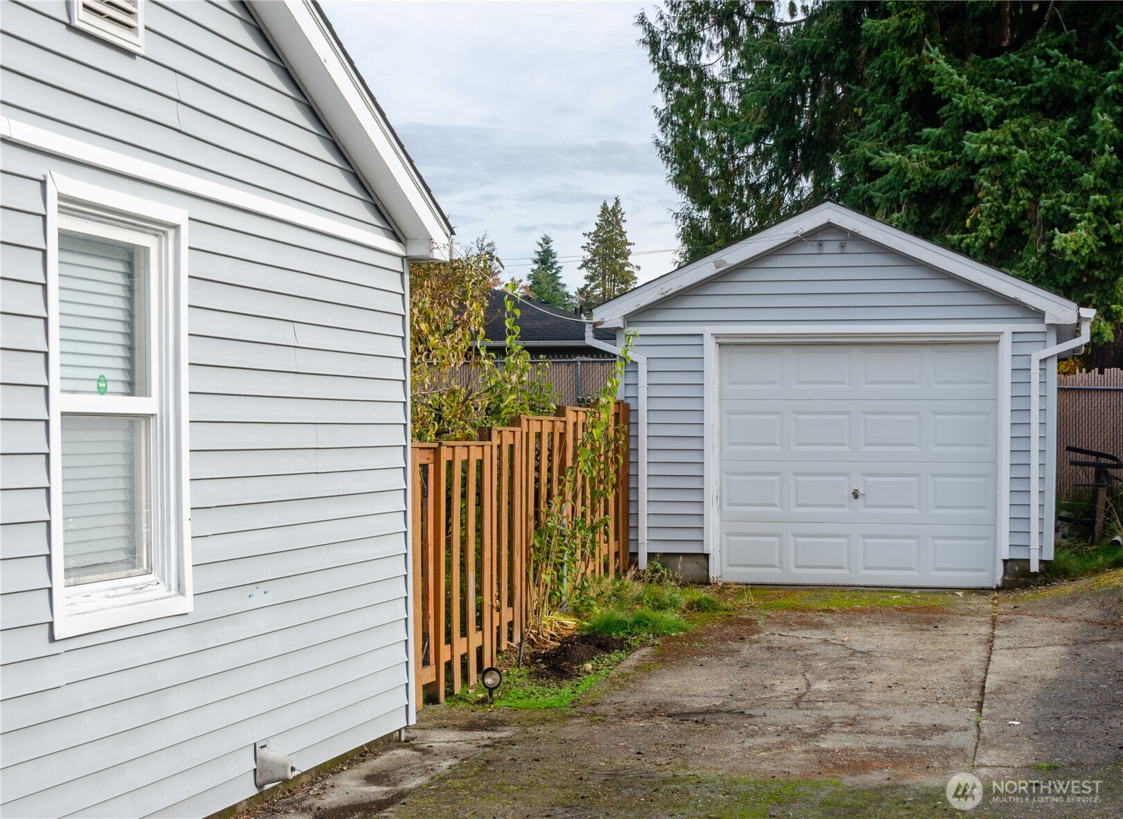 2723 Locust Avenue West University Place, WA 98466 - Photo 12 of 15 a small white house with a outdoor space