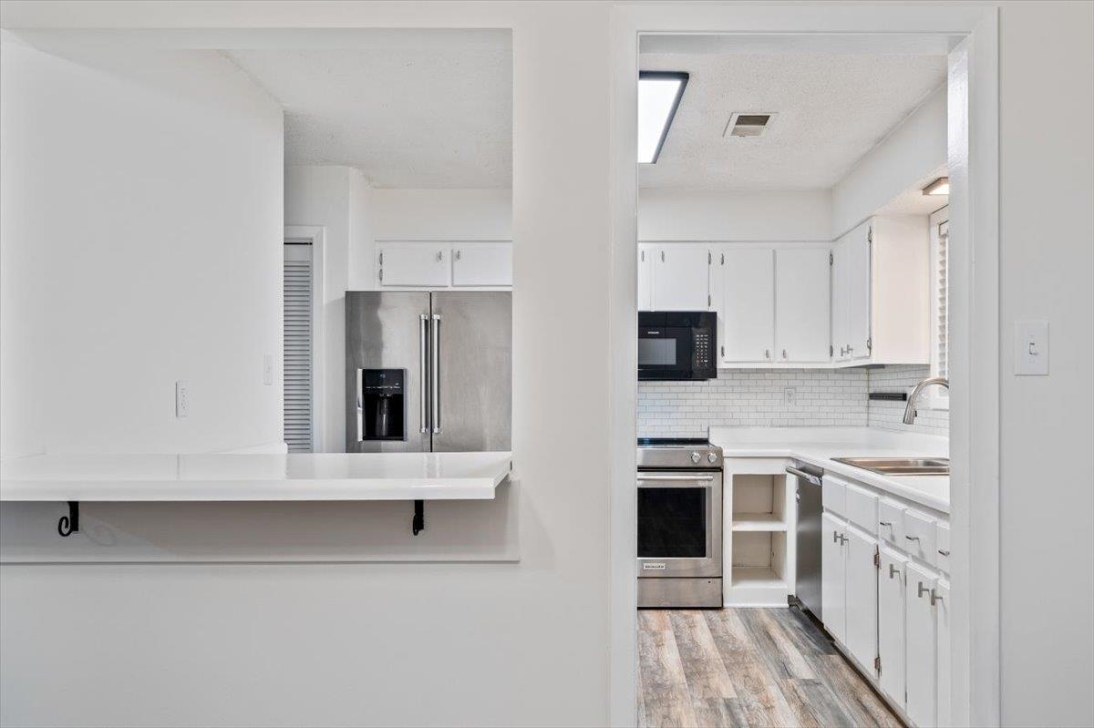 947 Hunters Retreat Drive Collierville, TN 38017 - Photo 8 of 27 ... Pass thru makes for Easy serving from Kitchen to Dining Room.