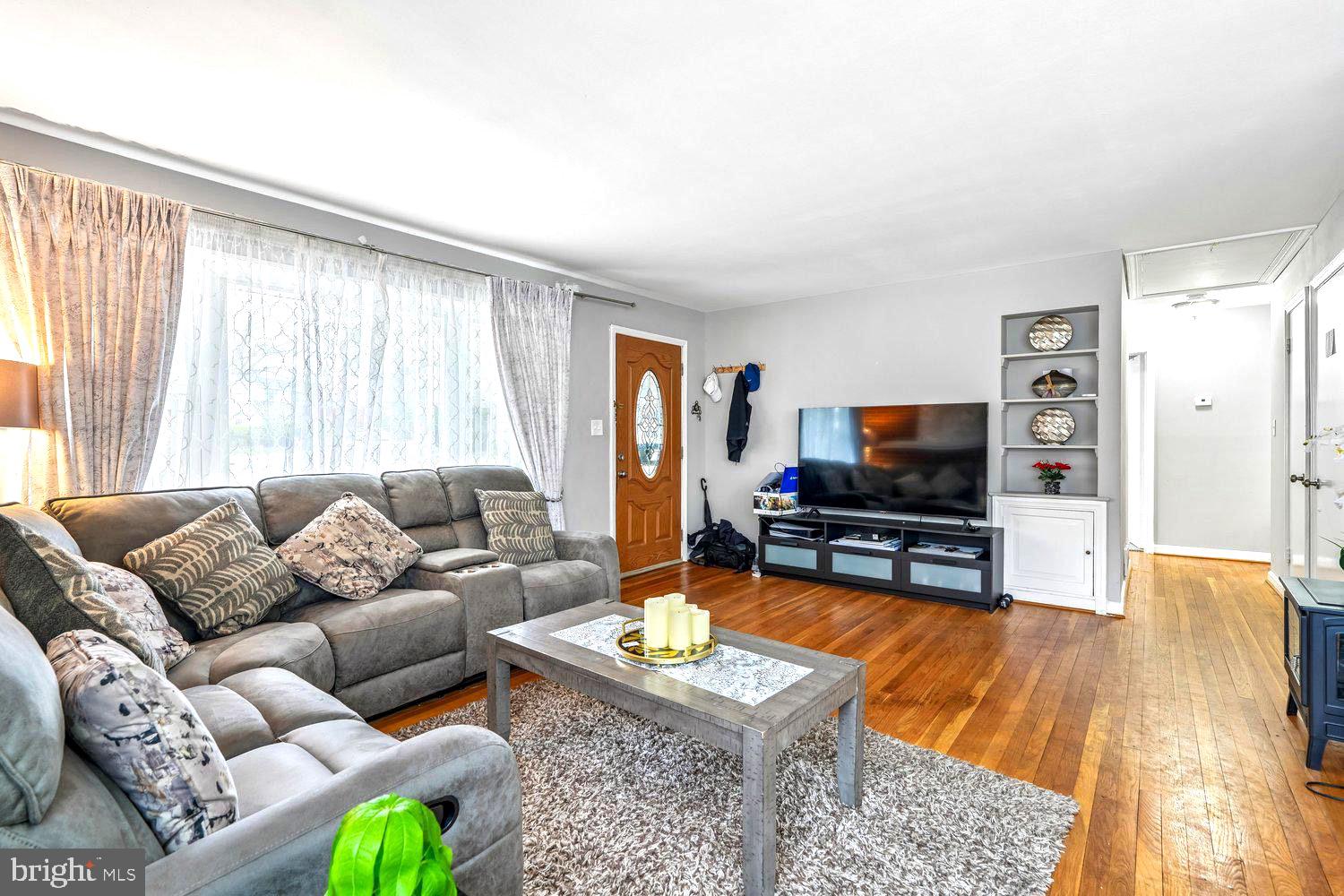 10128 Dallas Avenue Silver Spring, MD 20901 - Photo 5 of 29 Living Room