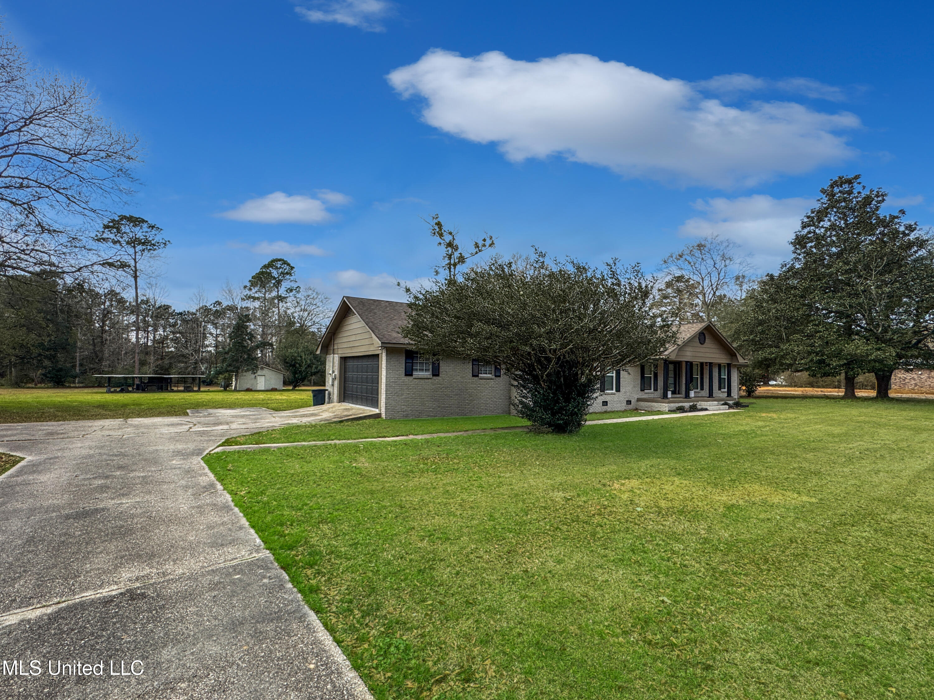 1404 Neal Road Picayune, MS 39466 - Photo 2 of 39 Driveway
