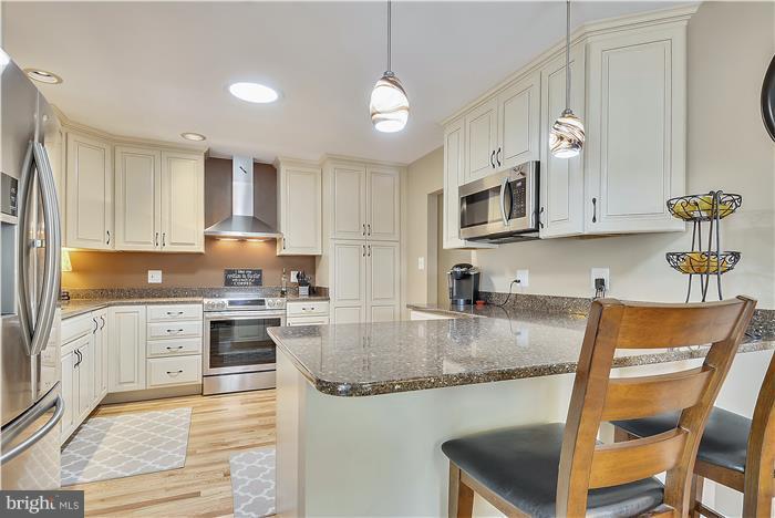 6000 Roland Avenue Baltimore, MD 21210 - Photo 4 of 30 Kitchen Breakfast Bar