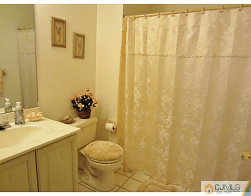 375 Draco Road Piscataway, NJ 08854 - Photo 20 of 25 a bathroom with a sink and toilet