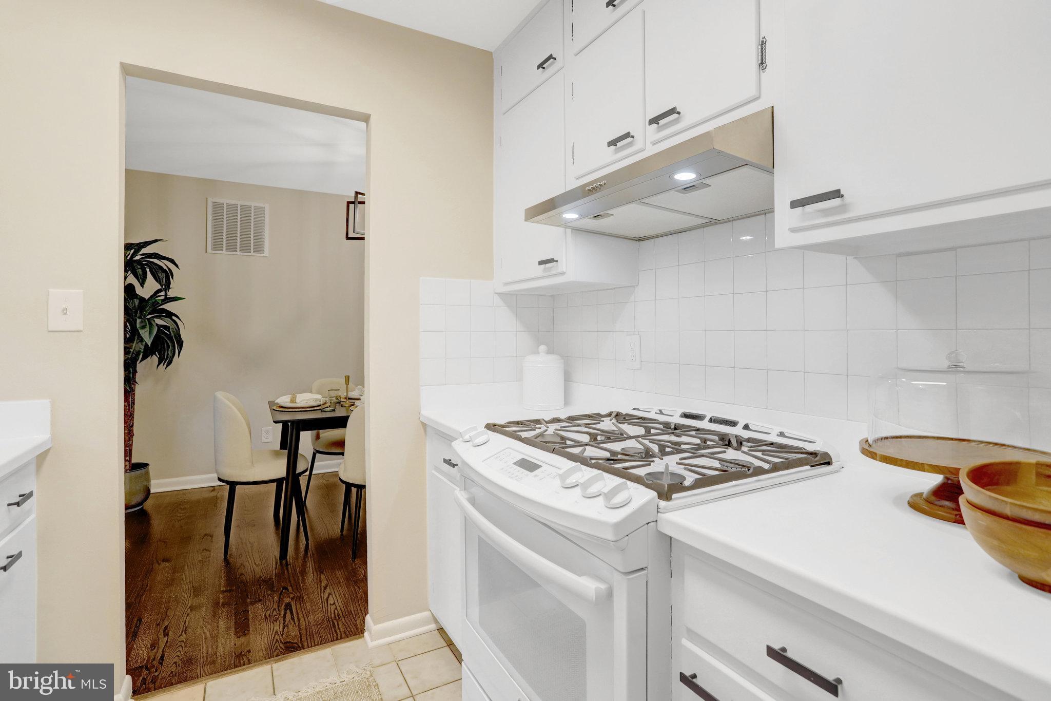 4206 16th Road South Arlington, VA 22204 - Photo 11 of 35 a kitchen that has a stove and a table