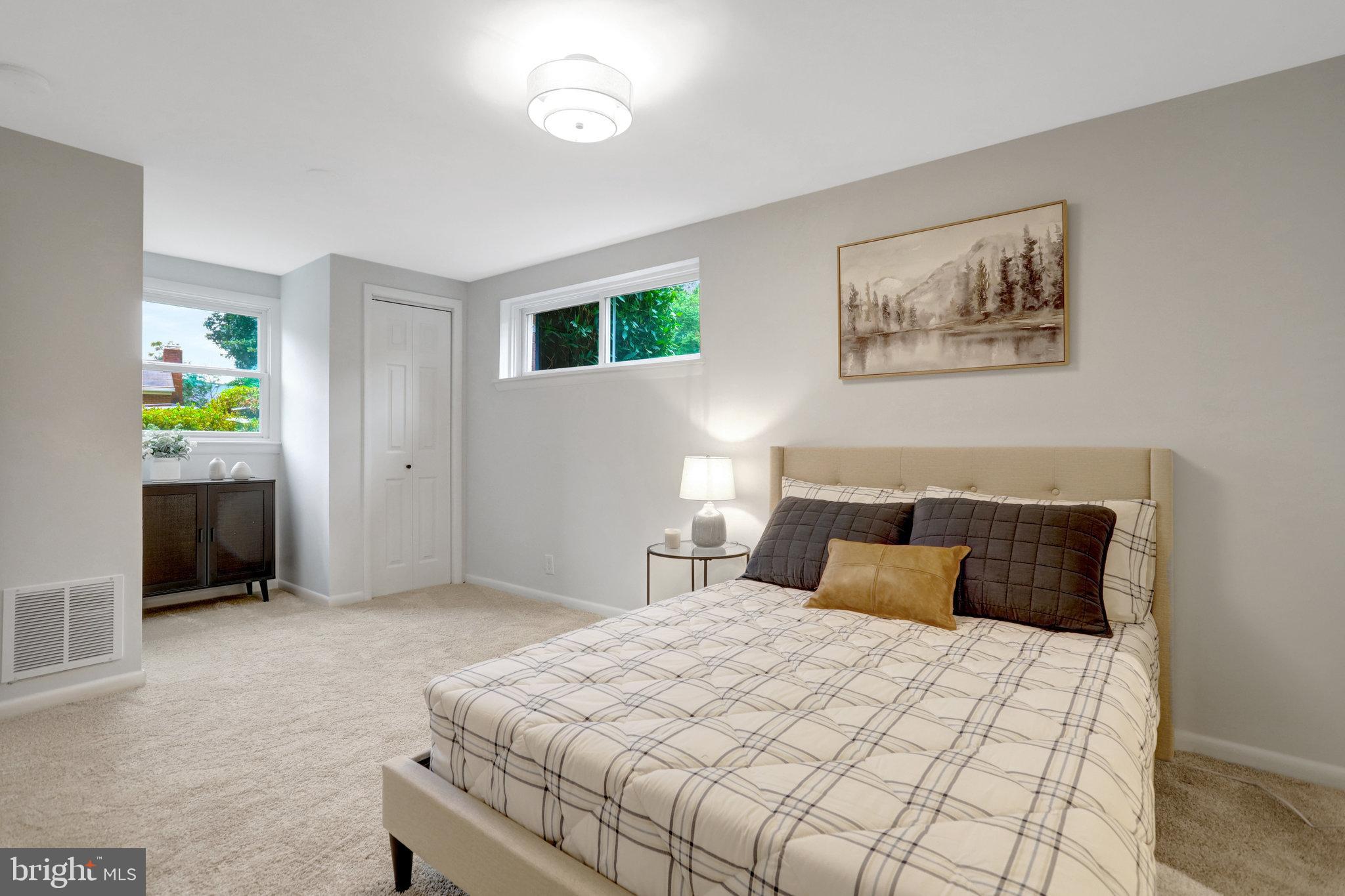 4206 16th Road South Arlington, VA 22204 - Photo 26 of 35 a bedroom with a bed and a painting on the wall