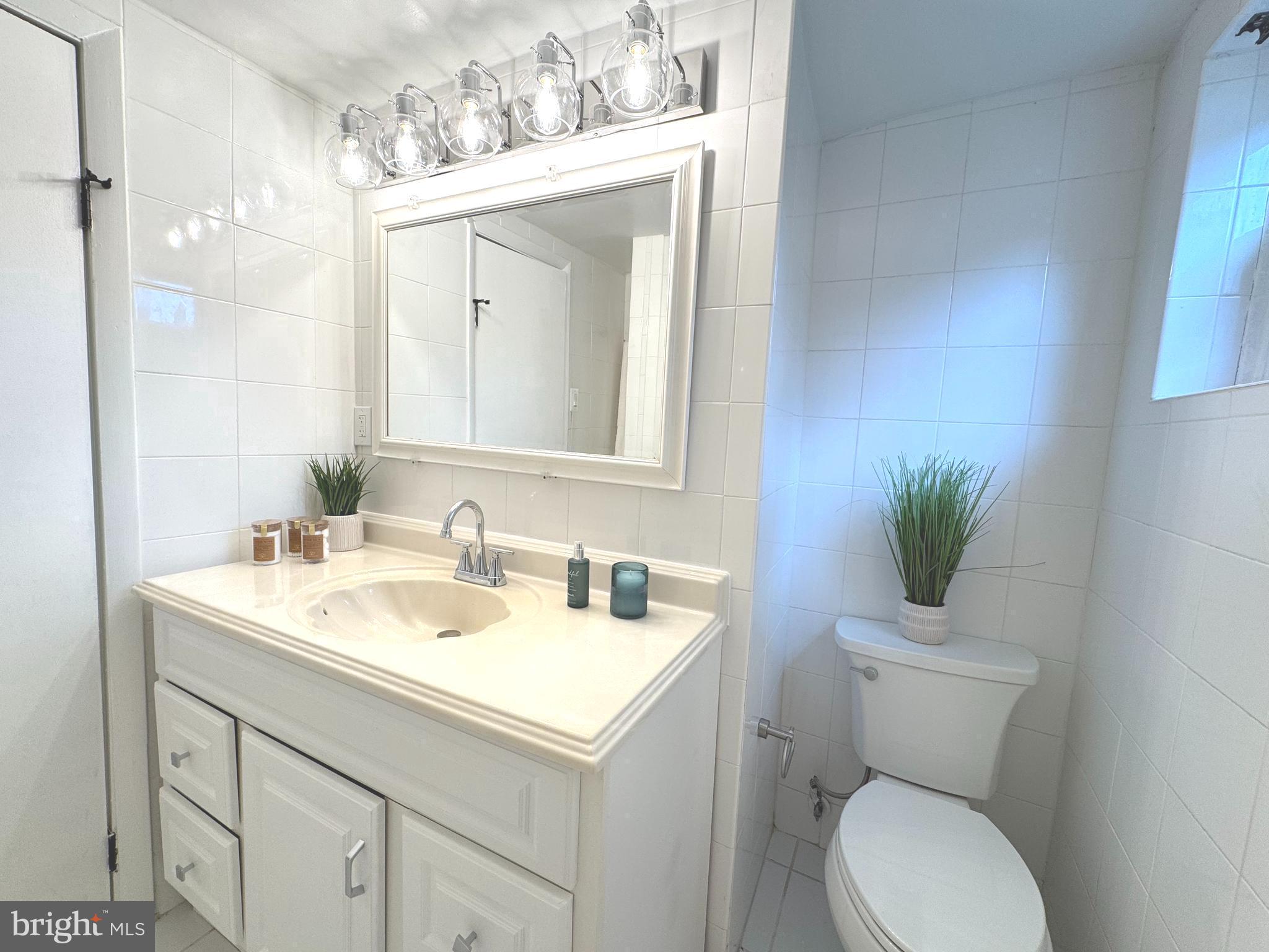 4206 16th Road South Arlington, VA 22204 - Photo 28 of 35 a bathroom with a toilet sink and mirror