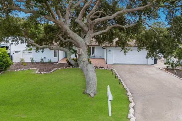 $897,000 | 7711 25th Avenue West, Bradenton, FL 34209