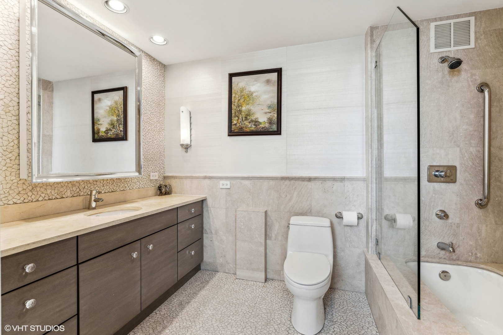 1040 North Lake Shore Drive, Unit 26B Chicago, IL 60611 - Photo 15 of 22 a bathroom with a toilet sink and shower