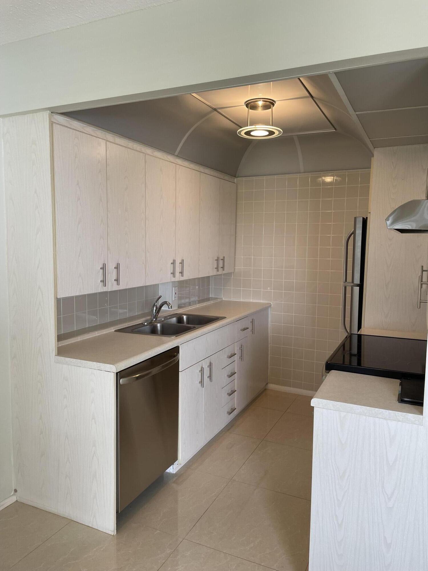 4029 Guildford East, Unit 4029 Boca Raton, FL 33434 - Photo 2 of 16 IMG_2550