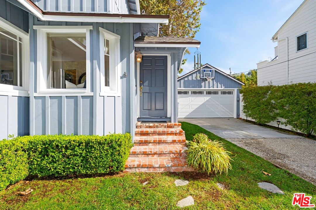 216 West Channel Road Santa Monica, CA 90402 - Photo 5 of 37 a front view of a house with garden
