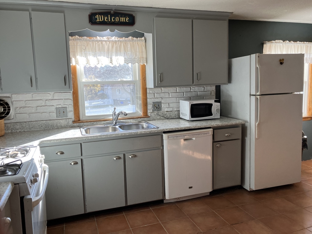 10 Upland Road Holyoke, MA 01040 - Photo 7 of 13 Gallery Image 7