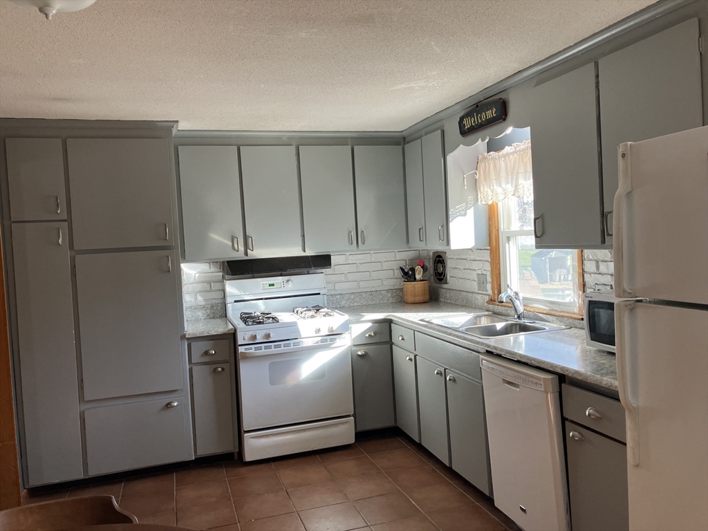 10 Upland Road Holyoke, MA 01040 - Photo 8 of 13 Gallery Image 8