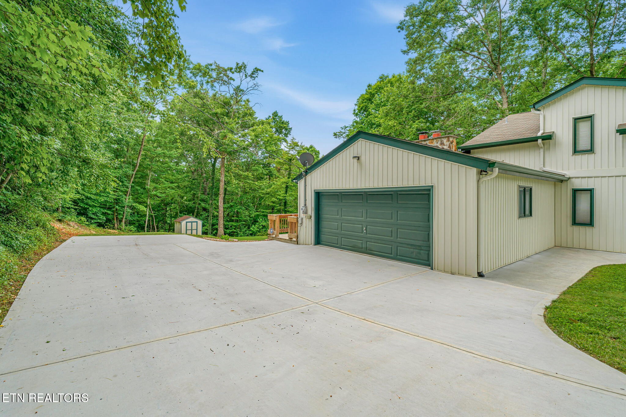 138 Newell Lane Oak Ridge, TN 37830 - Photo 5 of 51 138 Newell Ln - Two Car Garage