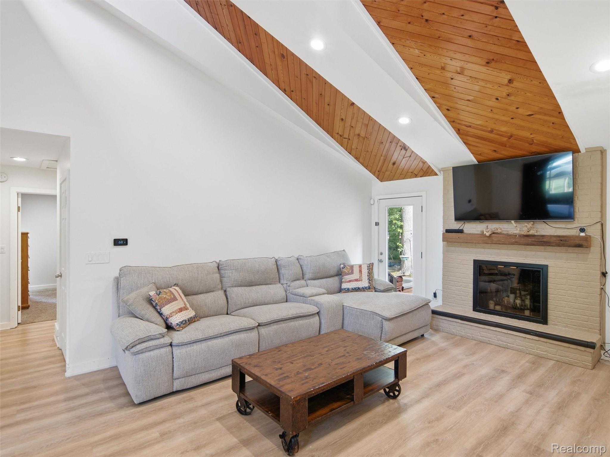 2258 South Long Lake Road Fenton, MI 48430 - Photo 8 of 40 10-DSC04280.jpg