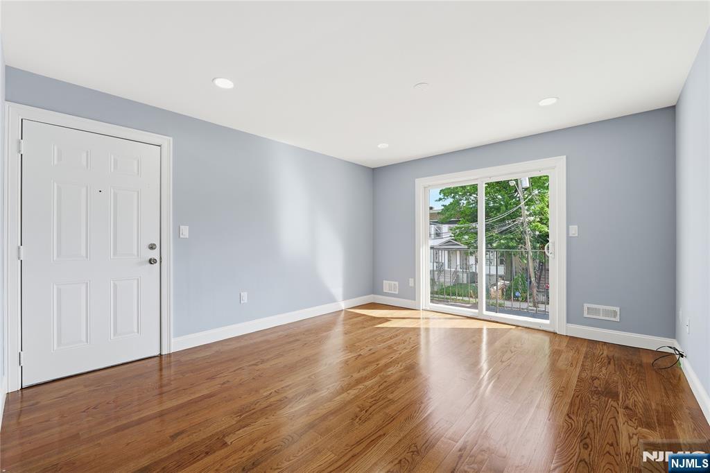 23 Edwin Place Newark, NJ 07112 - Photo 4 of 32
