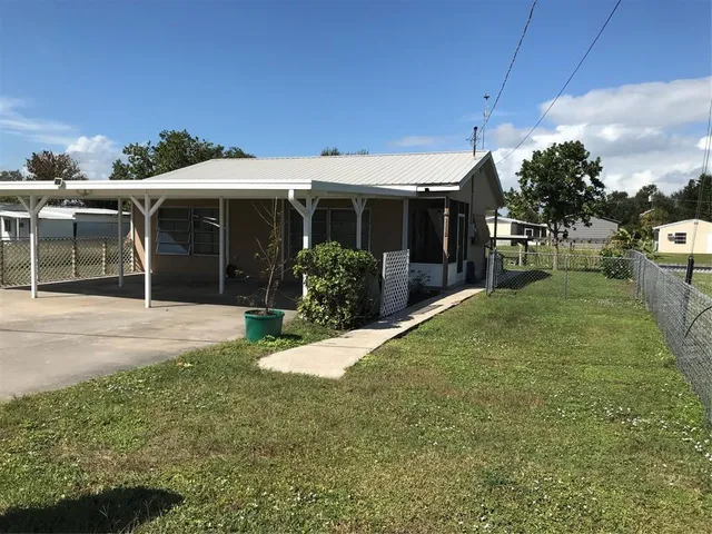 a view of a house with backyard and porch