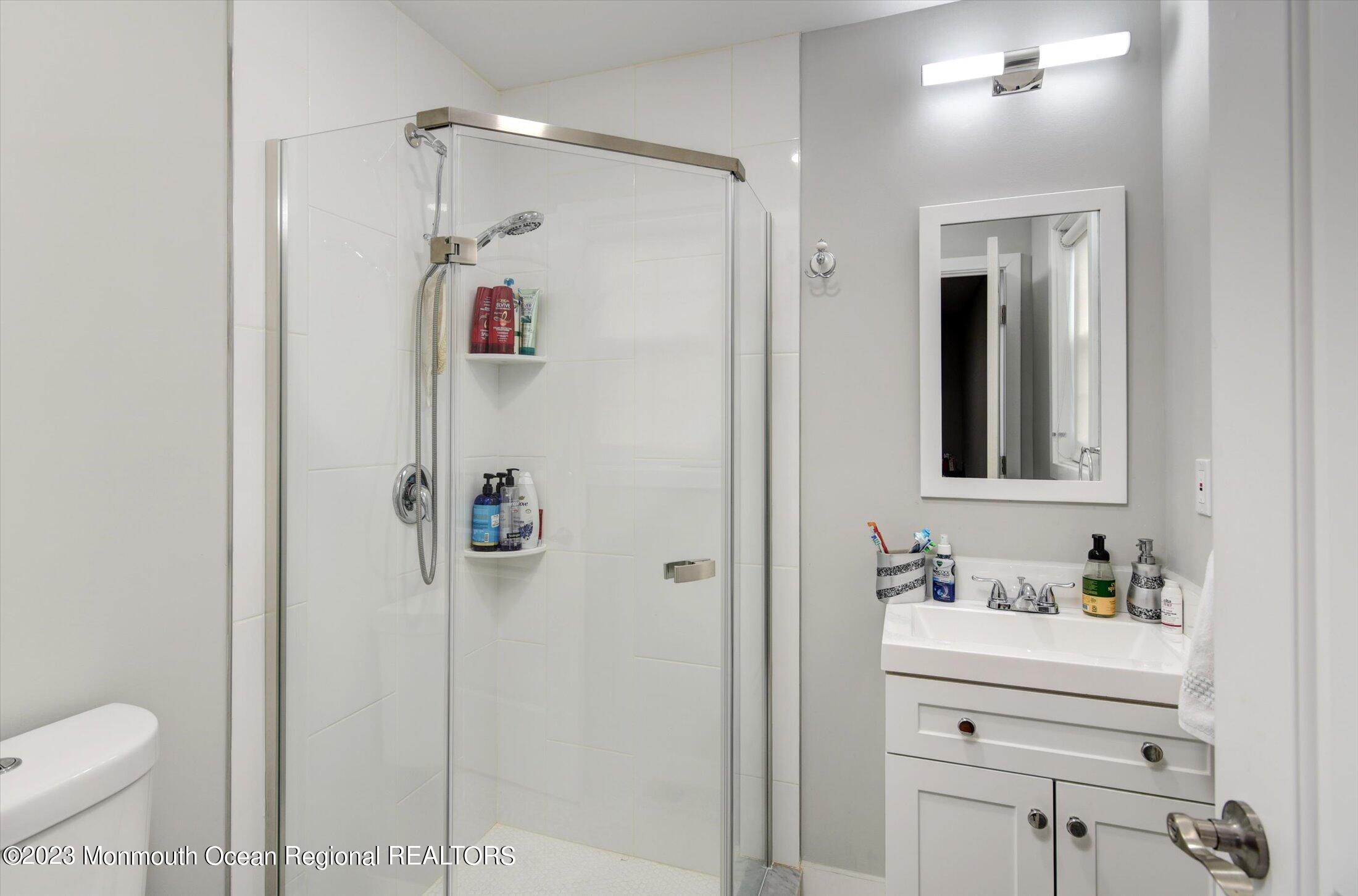 767 Hemlock Road Union, NJ 07083 - Photo 22 of 28 22-Bathroom