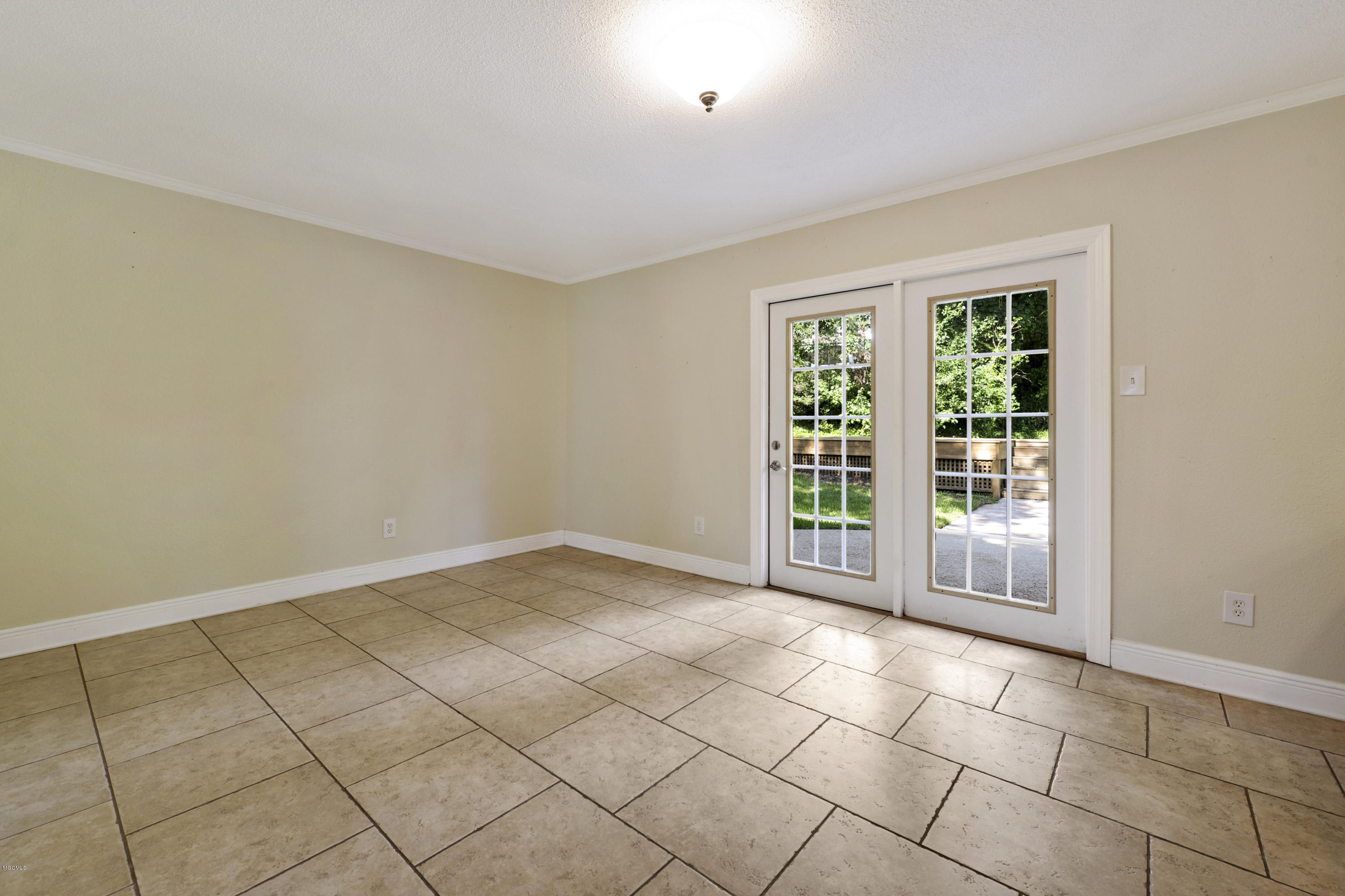 9088 Ridge Road Gulfport, MS 39503 - Photo 6 of 22 006