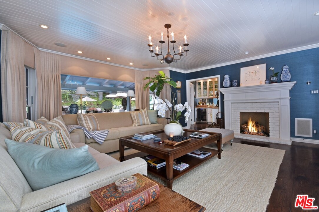15915 Woodvale Road Encino, CA 91436 - Photo 11 of 45