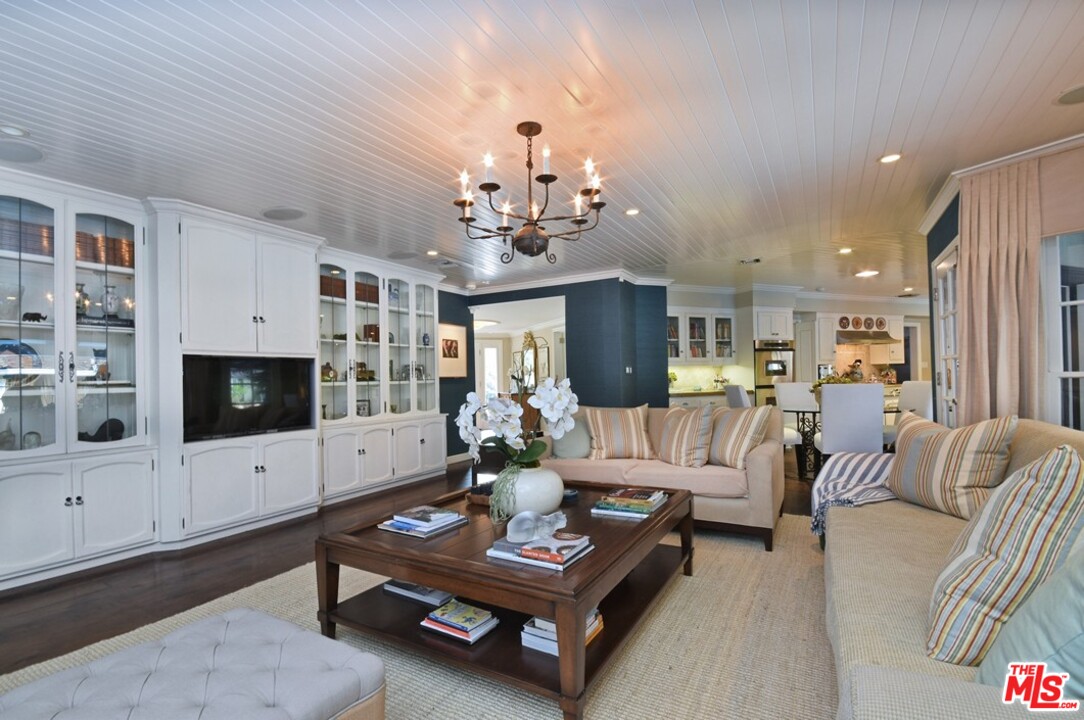 15915 Woodvale Road Encino, CA 91436 - Photo 13 of 45