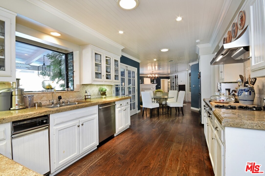 15915 Woodvale Road Encino, CA 91436 - Photo 15 of 45