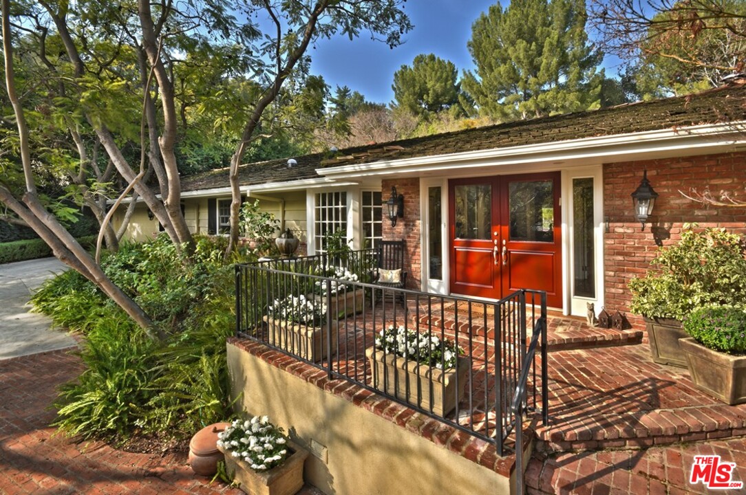 15915 Woodvale Road Encino, CA 91436 - Photo 3 of 45