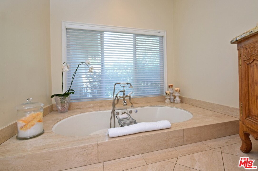 15915 Woodvale Road Encino, CA 91436 - Photo 22 of 45