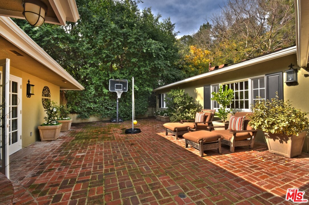 15915 Woodvale Road Encino, CA 91436 - Photo 29 of 45