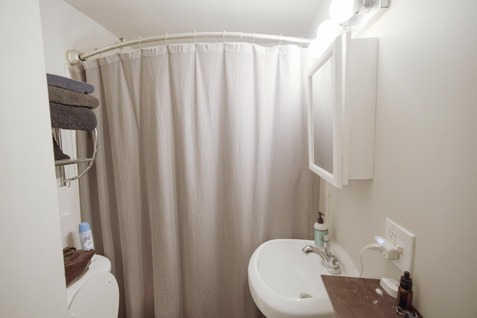 1077 North Paulina Street, Unit G Chicago, IL 60622 - Photo 4 of 6 a bathroom with a sink and a mirror