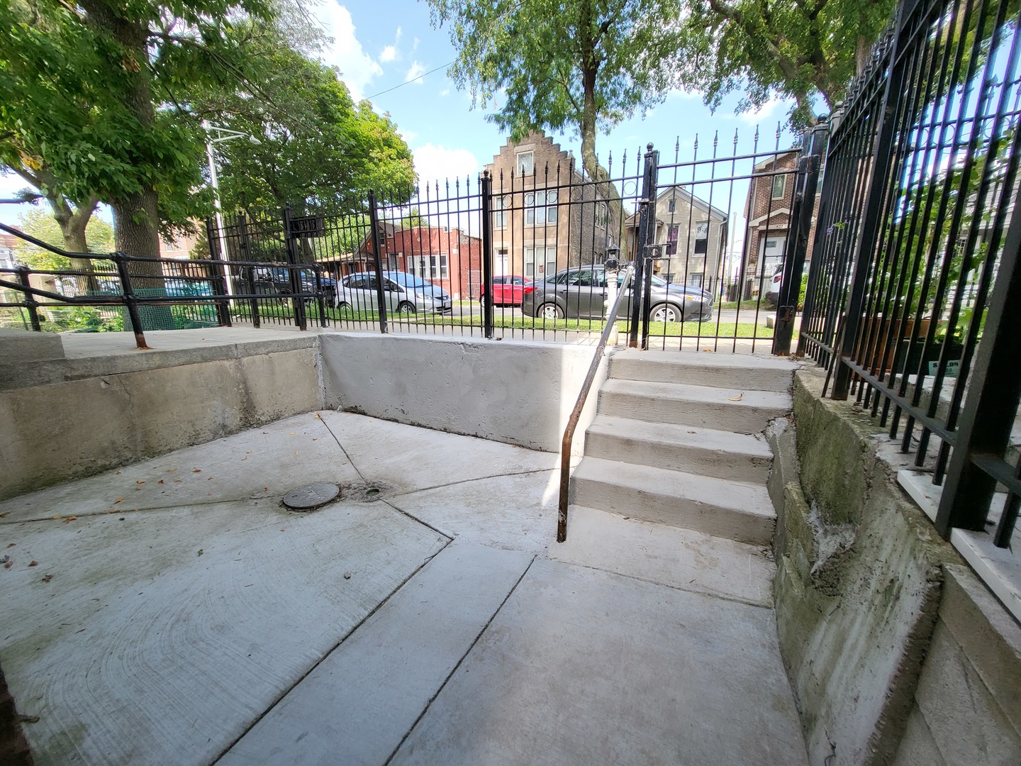 827 West 33rd Place, Unit 2F Chicago, IL 60608 - Photo 21 of 23 a view of entryway and tree