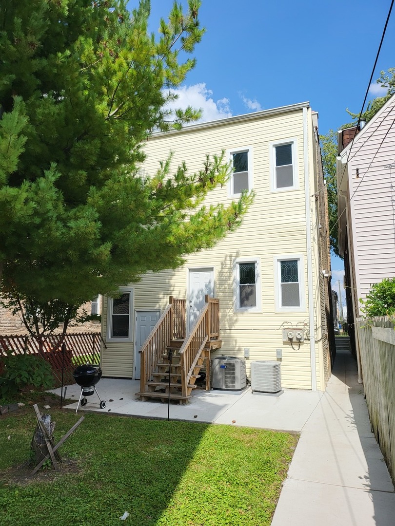 827 West 33rd Place, Unit 2F Chicago, IL 60608 - Photo 23 of 23 a view of a house with a backyard