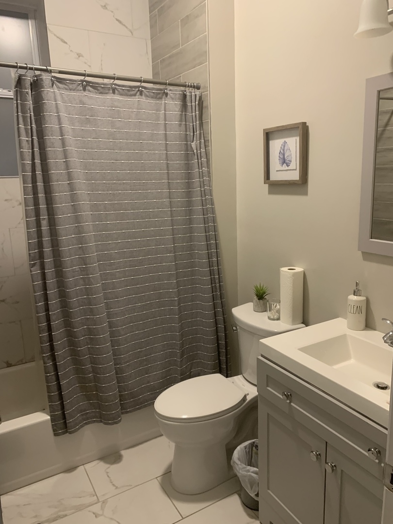 827 West 33rd Place, Unit 2F Chicago, IL 60608 - Photo 10 of 23 a bathroom with a toilet a sink and shower