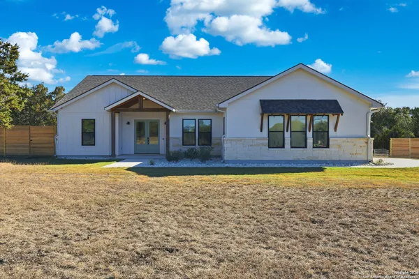 $675,000 | 389 Rio Circle, Pipe Creek, TX 78063