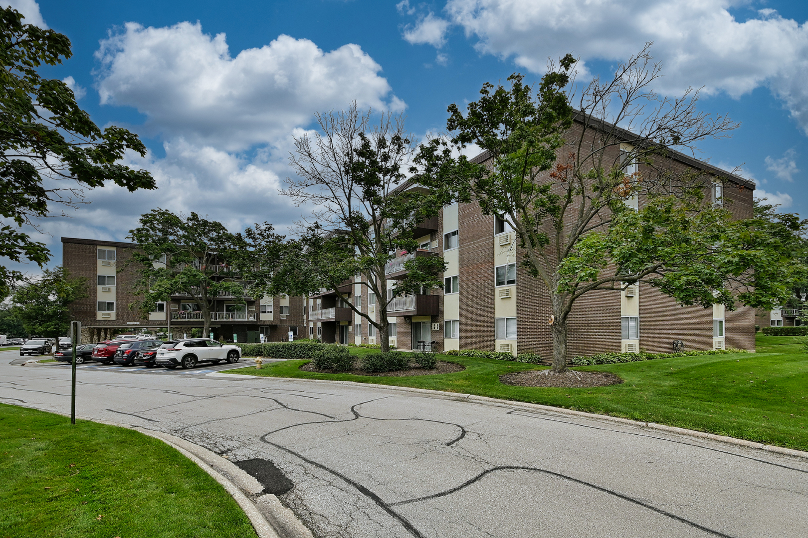 1321 South Finley Road, Unit 422 Lombard, IL 60148 - Photo 3 of 37 Gallery Image 3