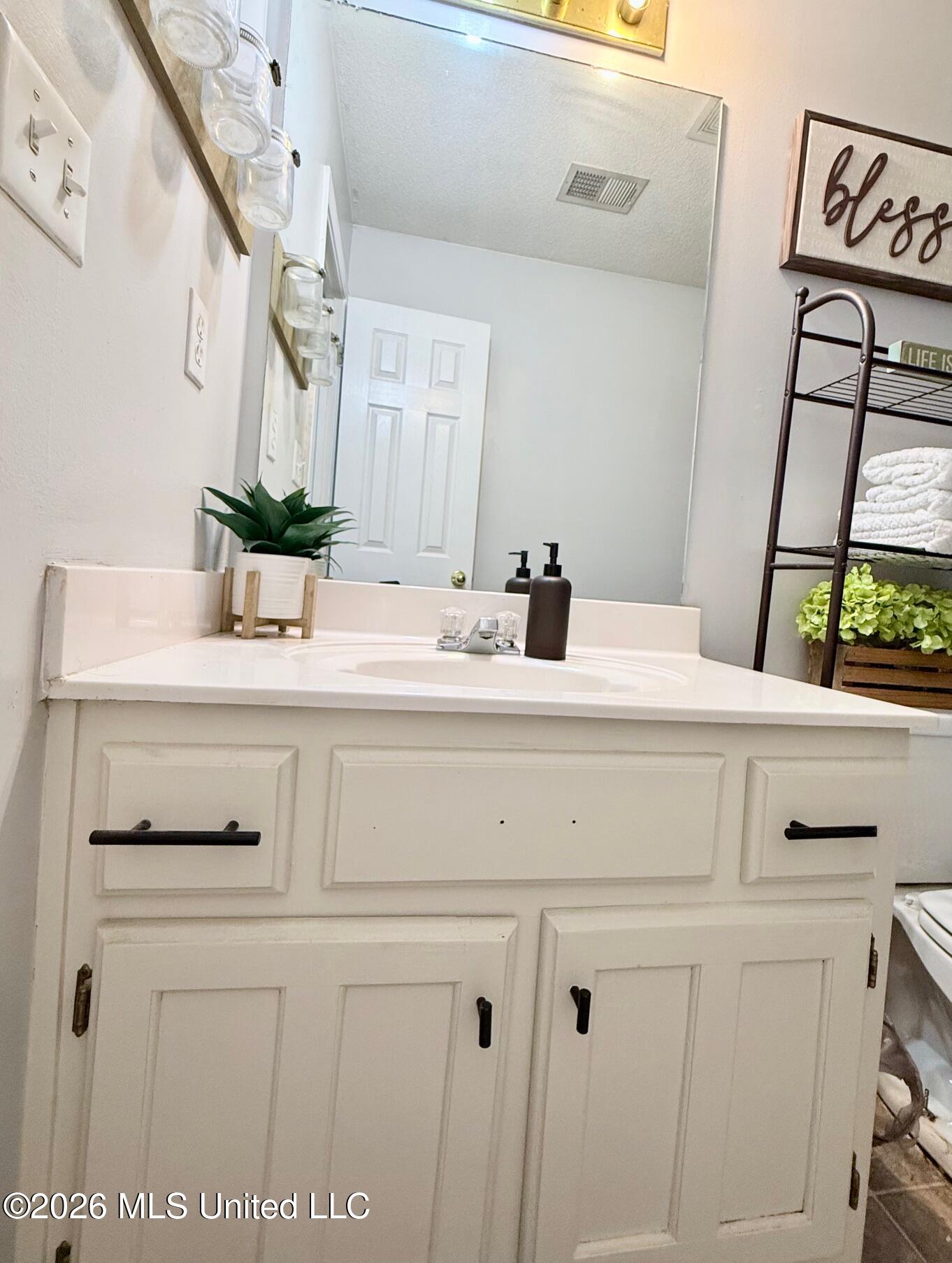 6761 Timber Point Circle Horn Lake, MS 38637 - Photo 16 of 21 Bathroom 1