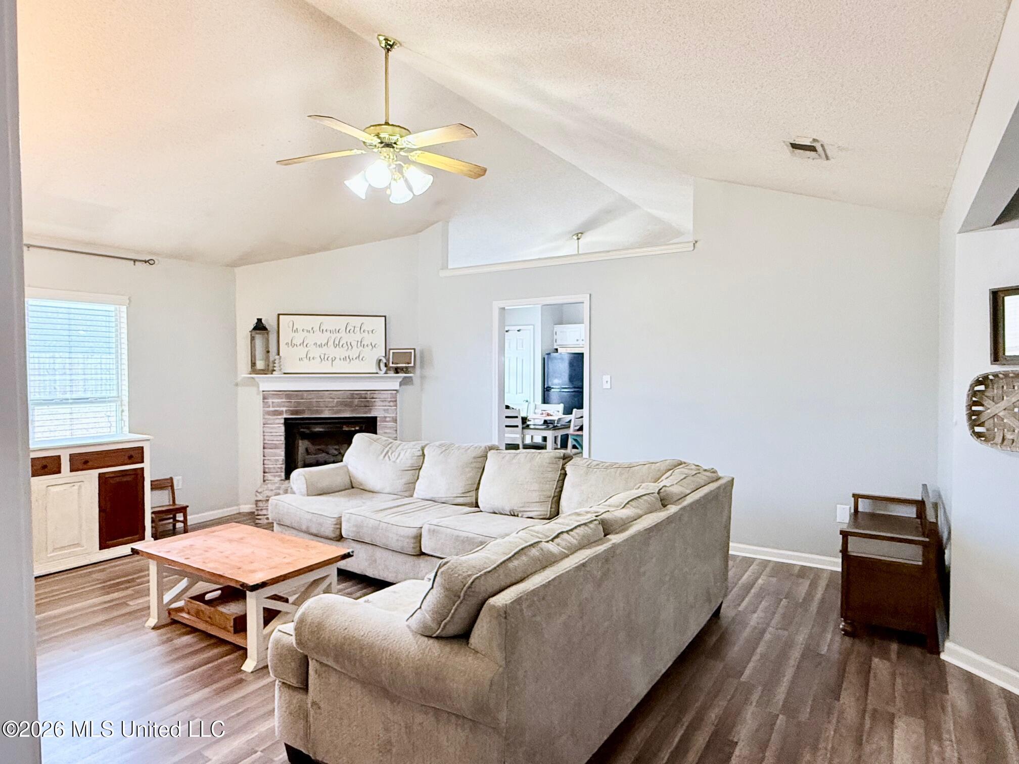 6761 Timber Point Circle Horn Lake, MS 38637 - Photo 5 of 21 Living Room
