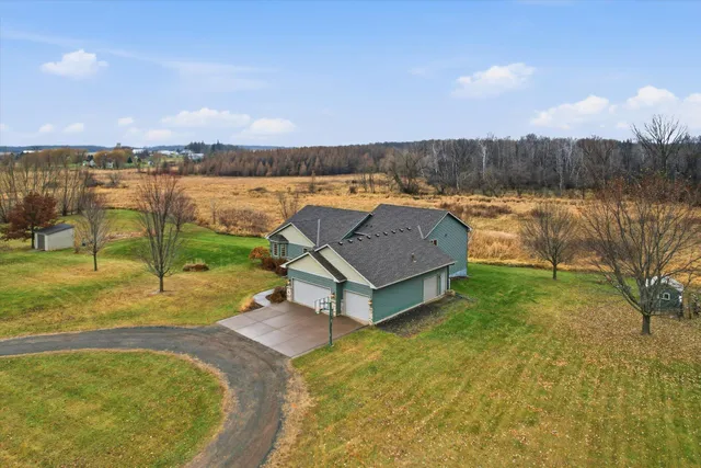 $675,000 | 30190 Quandam Lane, Center City, MN 55012