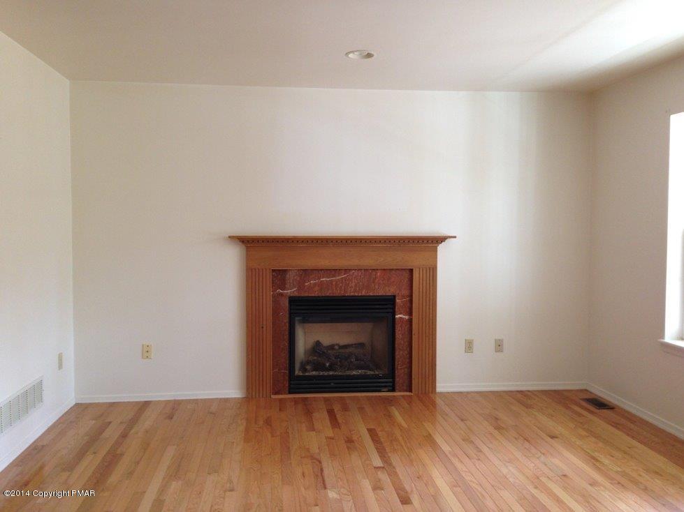 189 Magic Mountain Road Henryville, PA 18332 - Photo 4 of 16 Living room (view 2)