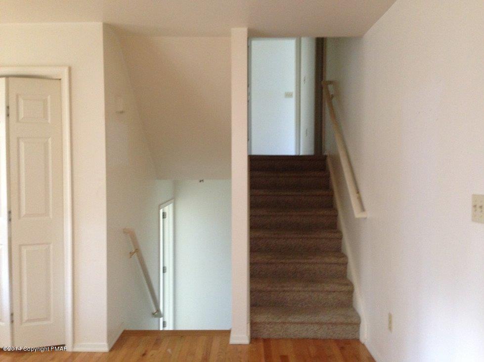 189 Magic Mountain Road Henryville, PA 18332 - Photo 6 of 16 Stairwells