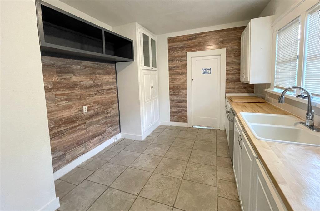 613 Northwest 5th Street Mineral Wells, TX 76067 - Photo 10 of 34 a bathroom with a sink and a shower