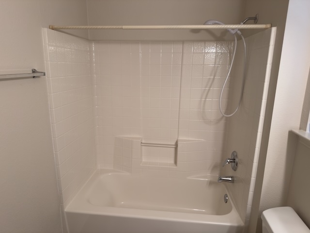 109 Plover Pass Georgetown, TX 78633 - Photo 9 of 25 Full bath with toilet and bathtub / shower combination