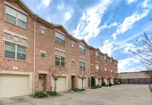 $1,800 | 2710 Hullsmith Drive, Unit 402, Houston, TX 77063